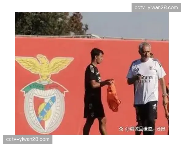 巴塞罗那训练课向媒体开放部分内容，被观察到重点演练了边锋与中场在肋部的二过一配合