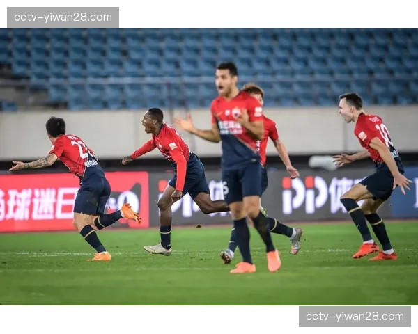 特写：终场哨响，波鸿球员跪地庆祝惊险保级成功